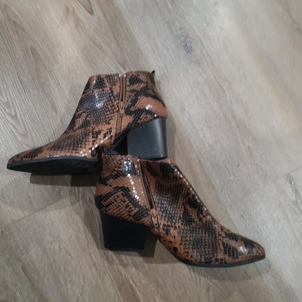 Qupid Nava Booties in‎ Brown / Black Snake, Women's Boots Size 8